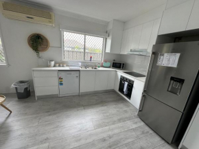 KozyGuru / Fairfield / 3 Bed House / Free Internet / Free Parking NFA011-House
